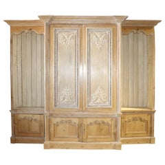 Bibliothèque monumentale et sculptée en pin sculpté de style Régence française, TV Entertainment Cabinet