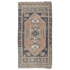 Alfombra turca Oushak vintage con diseño de medallón subgeométrico integral