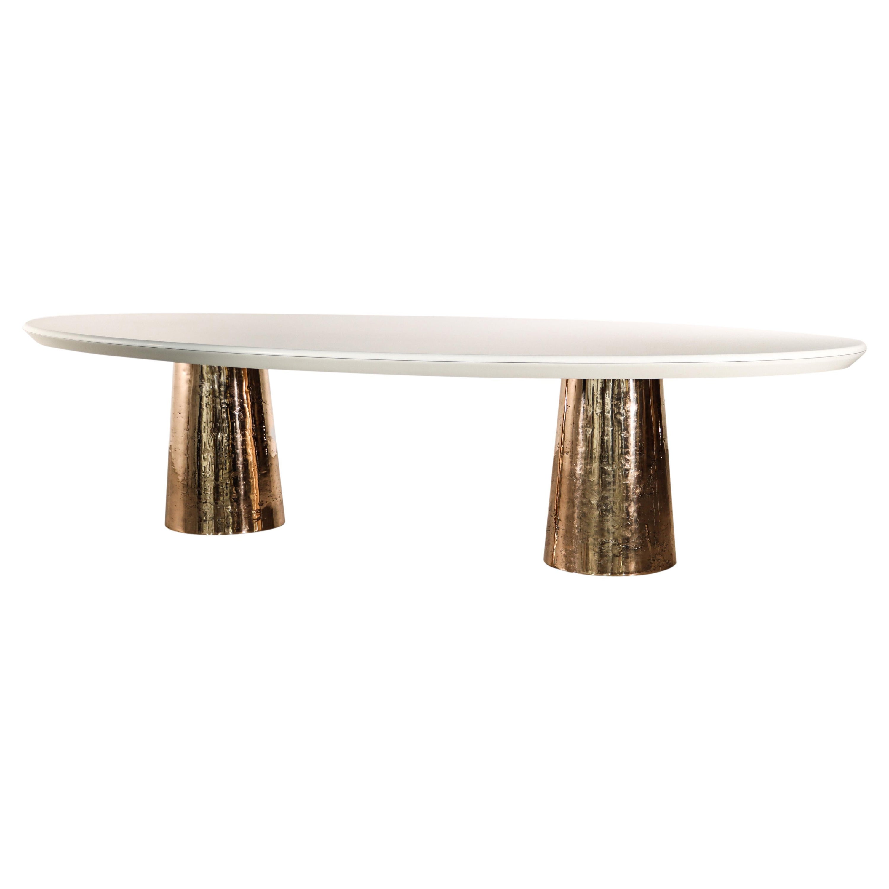 Table de salle à manger ovale à deux pieds en bronze moulé et laqué avec plateau en quartz, Benone