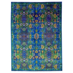 Tapis contemporain transitionnel en laine fait à la main avec motif floral bleu et vert