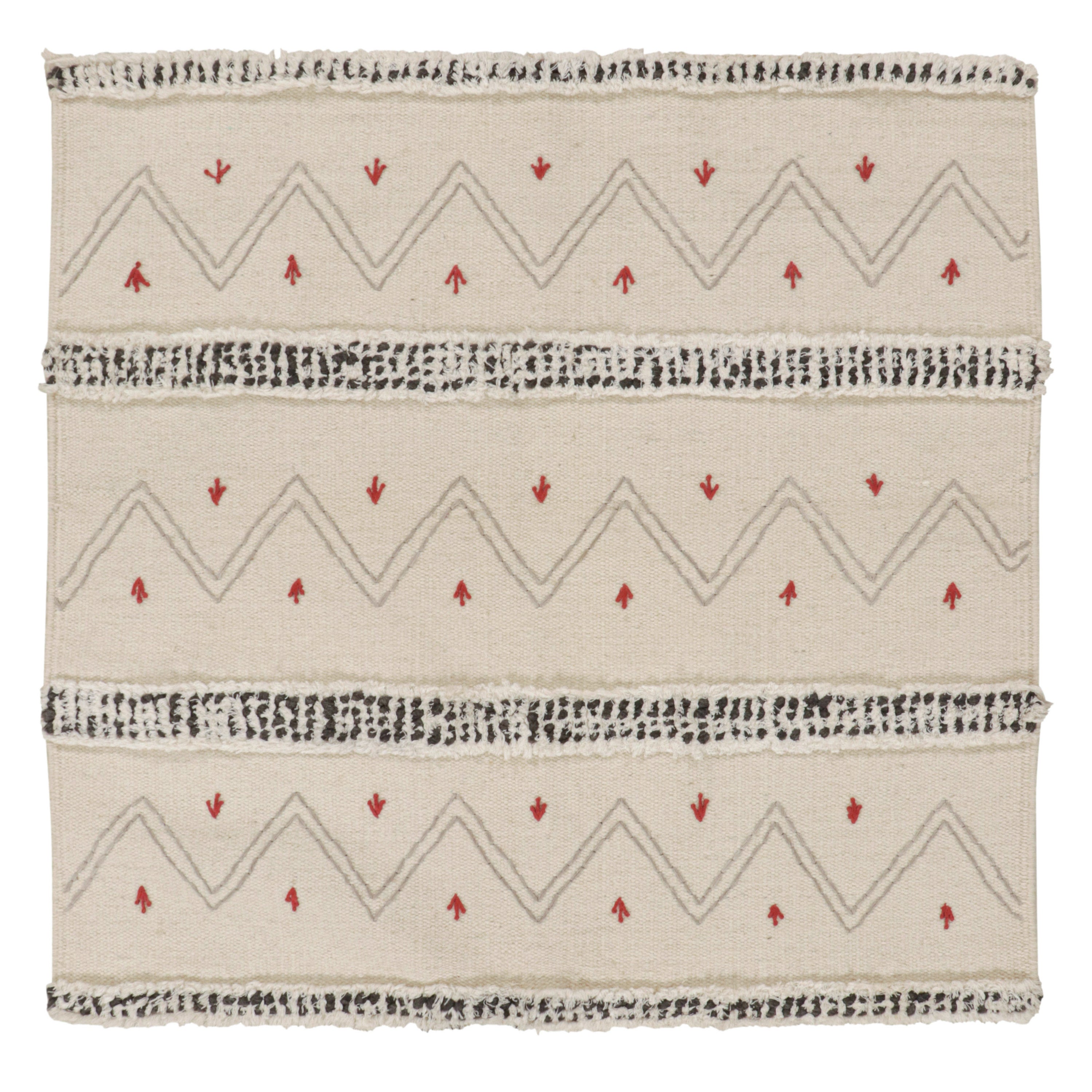 Tapis & Kilim's Tribal-Style Kilim in Off white, Gray and Red Geometric Patterns (motifs géométriques blanc cassé, gris et rouge) en vente