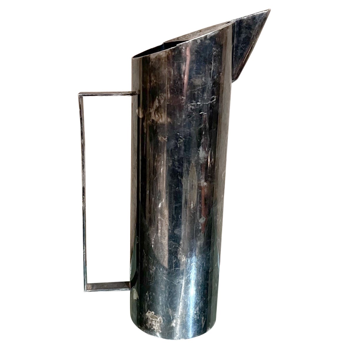 Pichet d'eau vintage en métal argenté aux lignes modernes et épurées
10,5 haut x 3w x 4,75d
État d'origine non restauré.
Patine vintage. Quelques entailles et bosses sont présentes. Bel objet de décoration.
Veuillez vous référer à toutes les