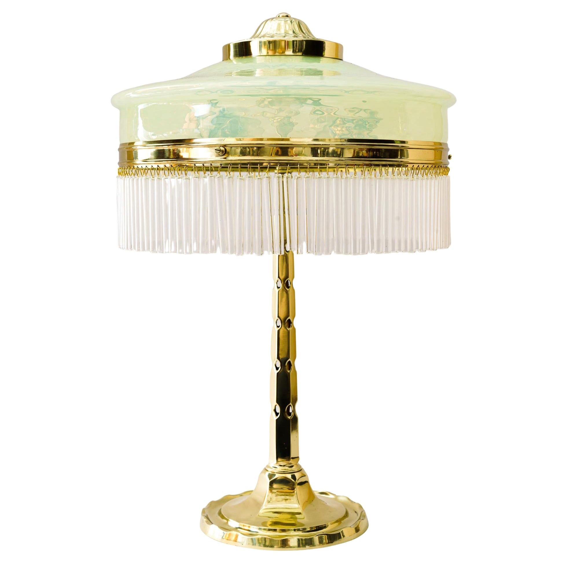 Lampe de table Art Déco avec abat-jour en verre opalin viennois d'origine, années 1920 