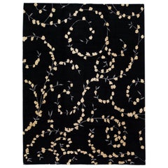 Tapis tibétain moderne en laine et soie noir fait à la main avec motif floral en volutes