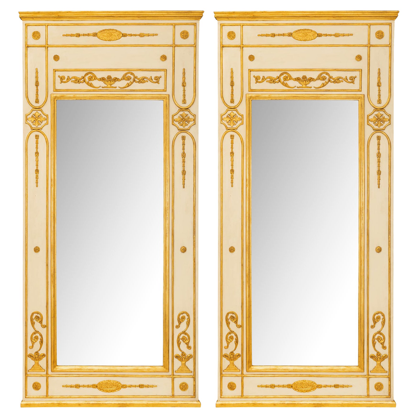 Paire de miroirs Trumeau italiens du 18ème siècle de style Louis XVI en bois patiné et doré en vente