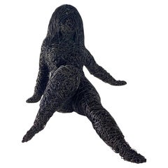 Escultura de alambre de una mujer lasciva
