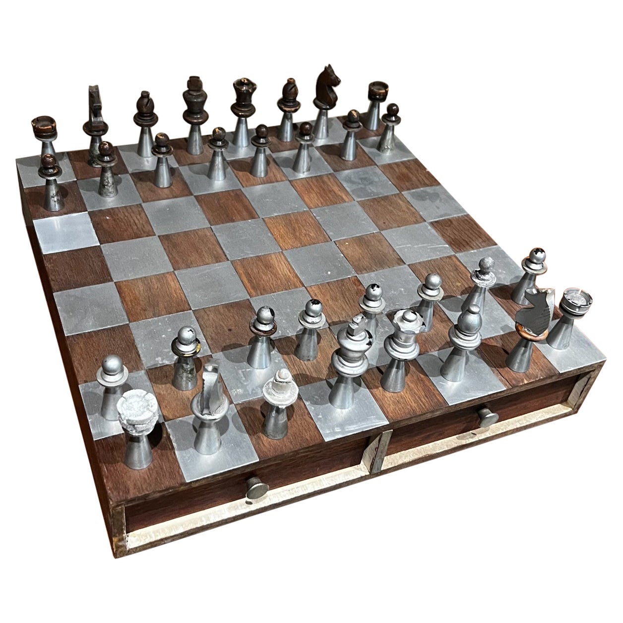 1960er Jahre Modernist Auffallendes Schachspiel Set Aluminium und Nussbaumholz im Angebot