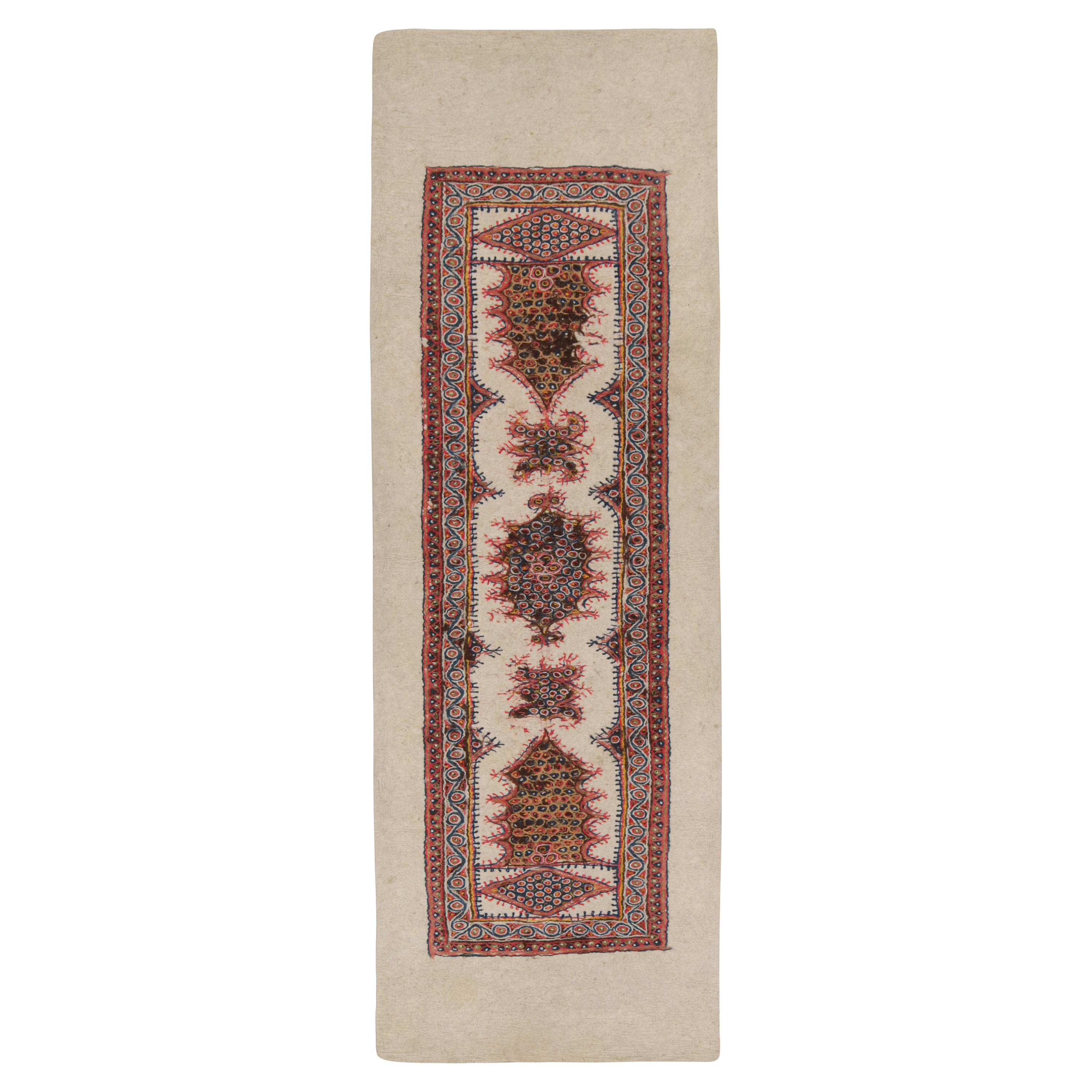 Tapis Kilim persan feutré vintage à motifs géométriques sur beige, par Rug & Kilim en vente