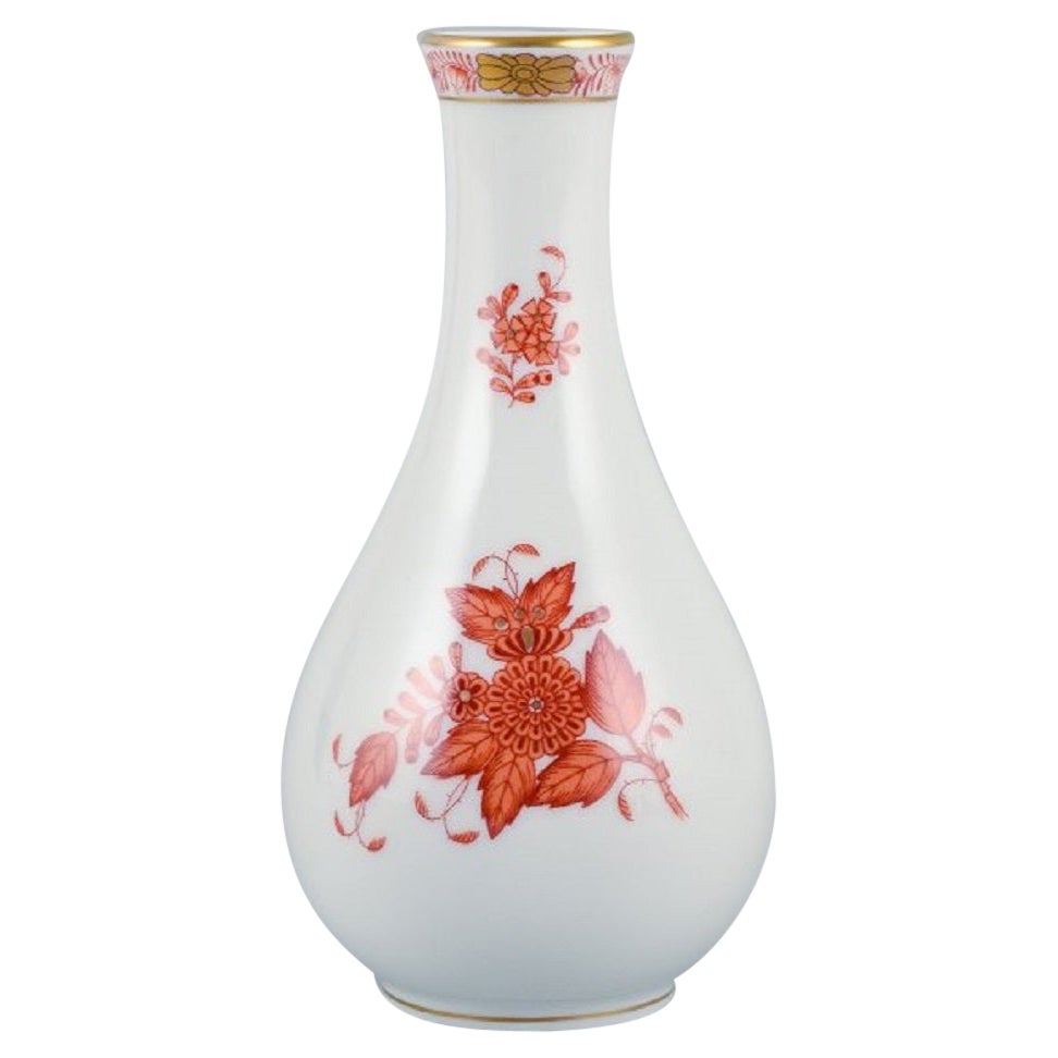 Porzellanvase von Herend, Ungarn, handbemalt mit orangefarbenen Blumen