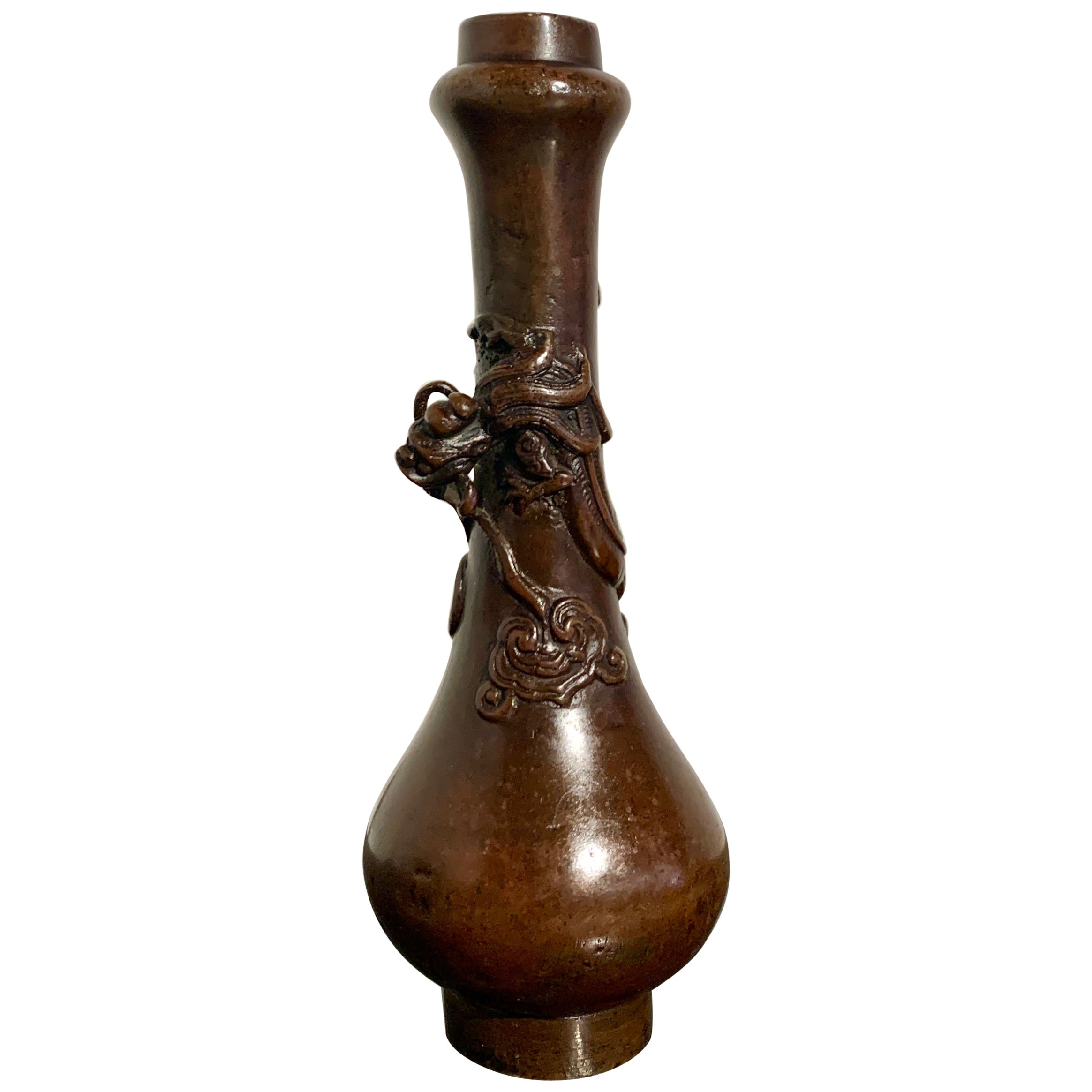 Vase d'érudit chinois en bronze à tête de grecque Chilong, dynastie Qing, 17e siècle, Chine en vente