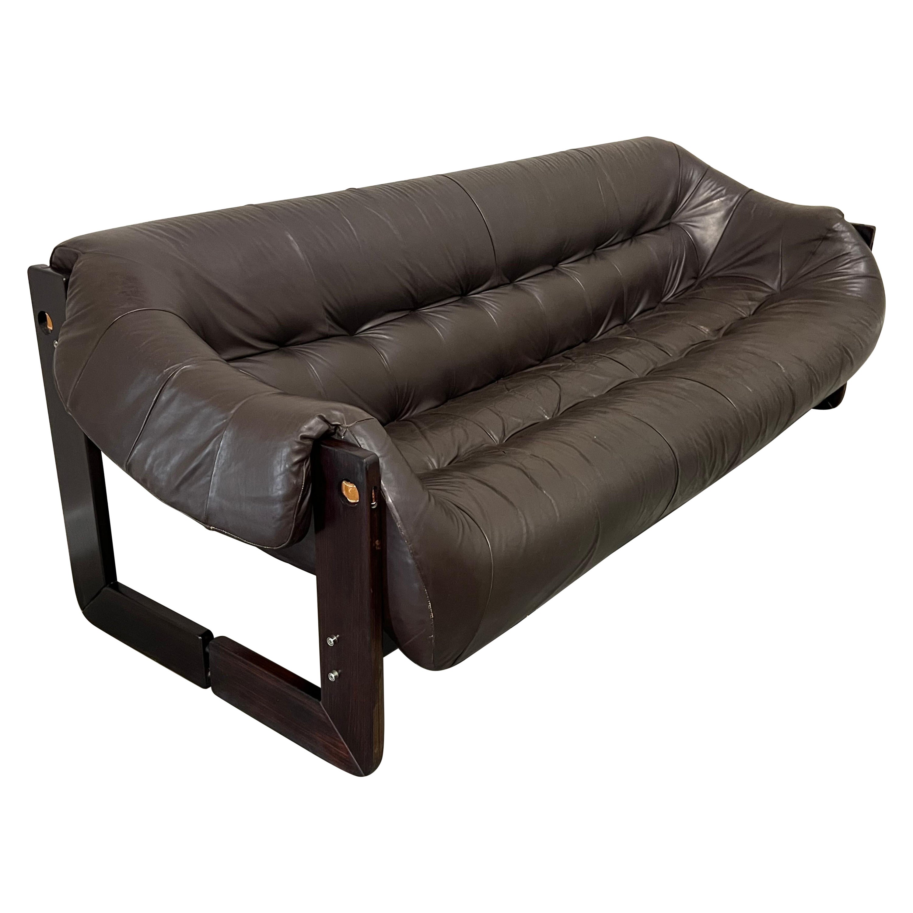 Percival Lafer 'MP-97' Sofa aus Rosenholz und Leder im Angebot
