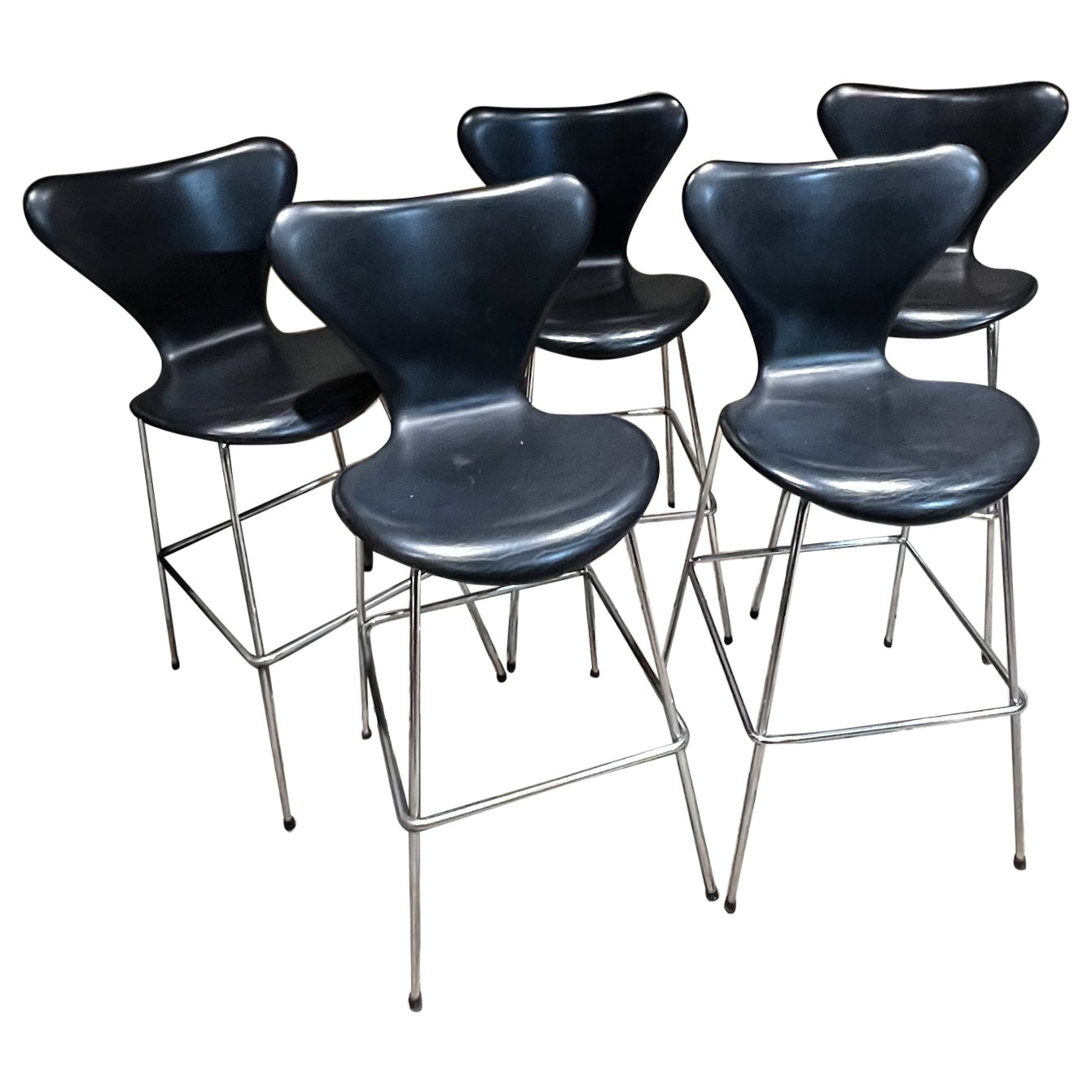 Vintage Series 7 bar stool 3197 chair designed by Arne Jacobsen in 1955 
Fritz Hansen
Listed Price is per unit. (Five stools are available)
44 tall x 20 width x 23 depth, Seat 30.5 tall with Footrest 14.5
Republic of Fritz Hansen Denmark Design Arne