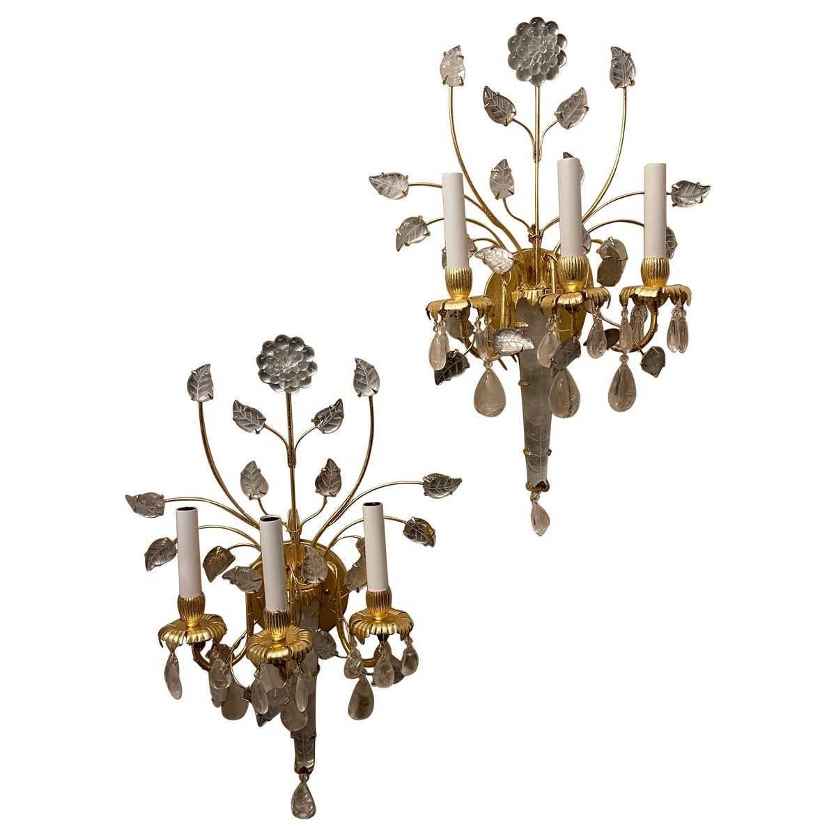 Merveilleuse paire d'appliques Maison Baguès en cristal de roche avec fleur en forme de feuille et dorée