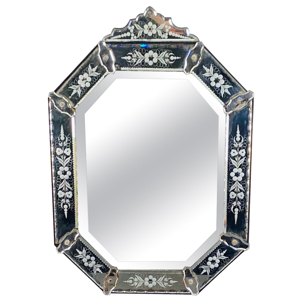 Miroir à perles émaillée de style Régence Louis XIV, miroir en verre gravé, Italie en vente