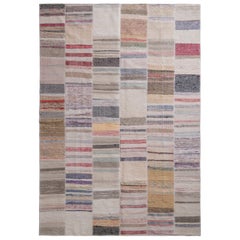 Moderner Patchwork-Kelim-Teppich in Grau mit mehrfarbigen Streifenmuster von Teppich & Kilim