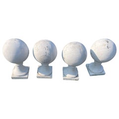 Quatre fleurons classiques en forme de boule de ciment blanc sur socle carré provenant d'une propriété de la côte nord