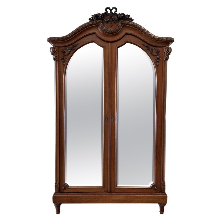 Ancienne armoire française de style Louis XVI en noyer sculpté avec