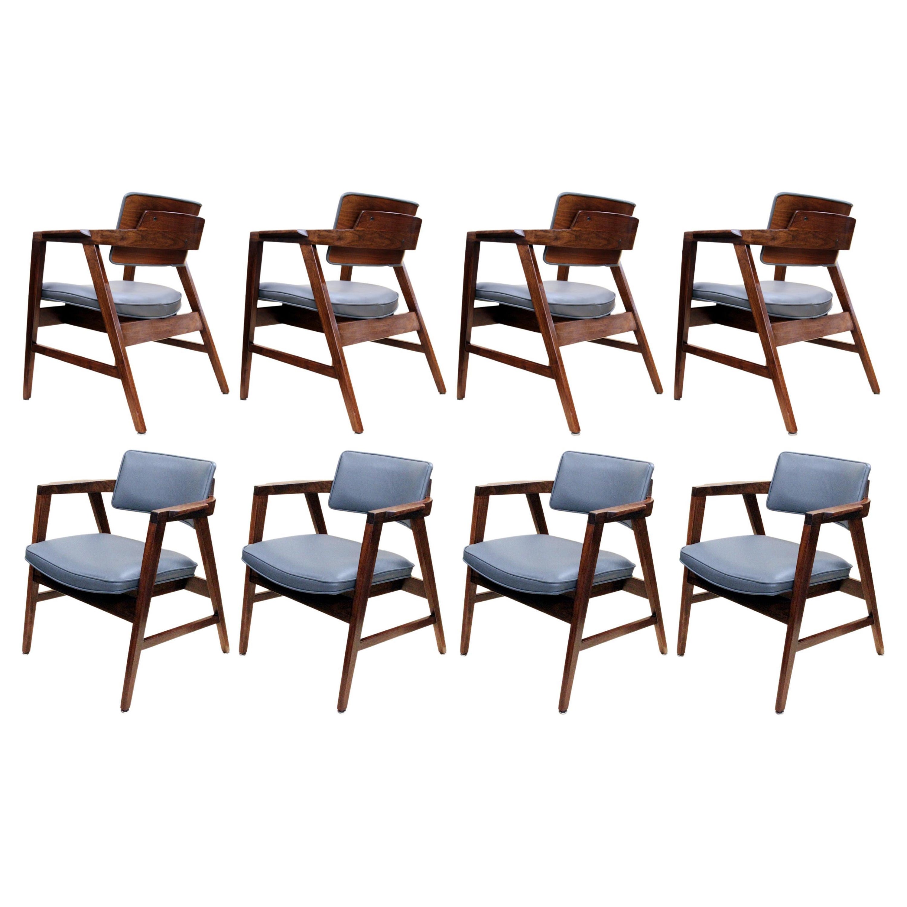 Ensemble de 8 chaises de salle à manger en noyer et cuir gris de style mi-siècle moderne par Gunlocke en vente
