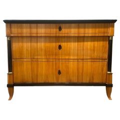 Deutsche Biedermeier-Kommode aus furniertem Kirschbaumholz, 19. Jahrhundert
