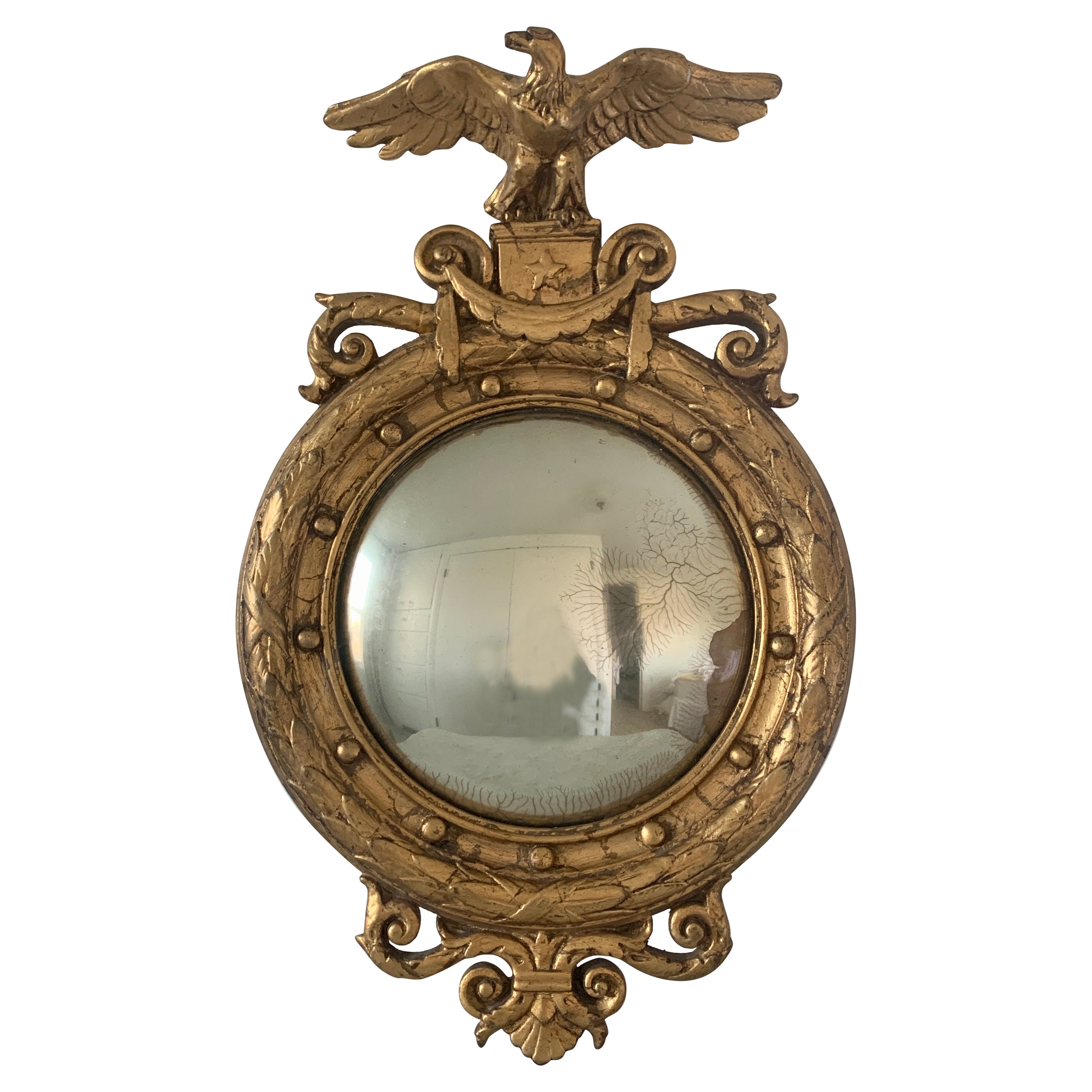 Antique miroir convexe en bois doré du 19ème siècle, de type fédéral américain, avec aigle en œil de bœuf en vente
