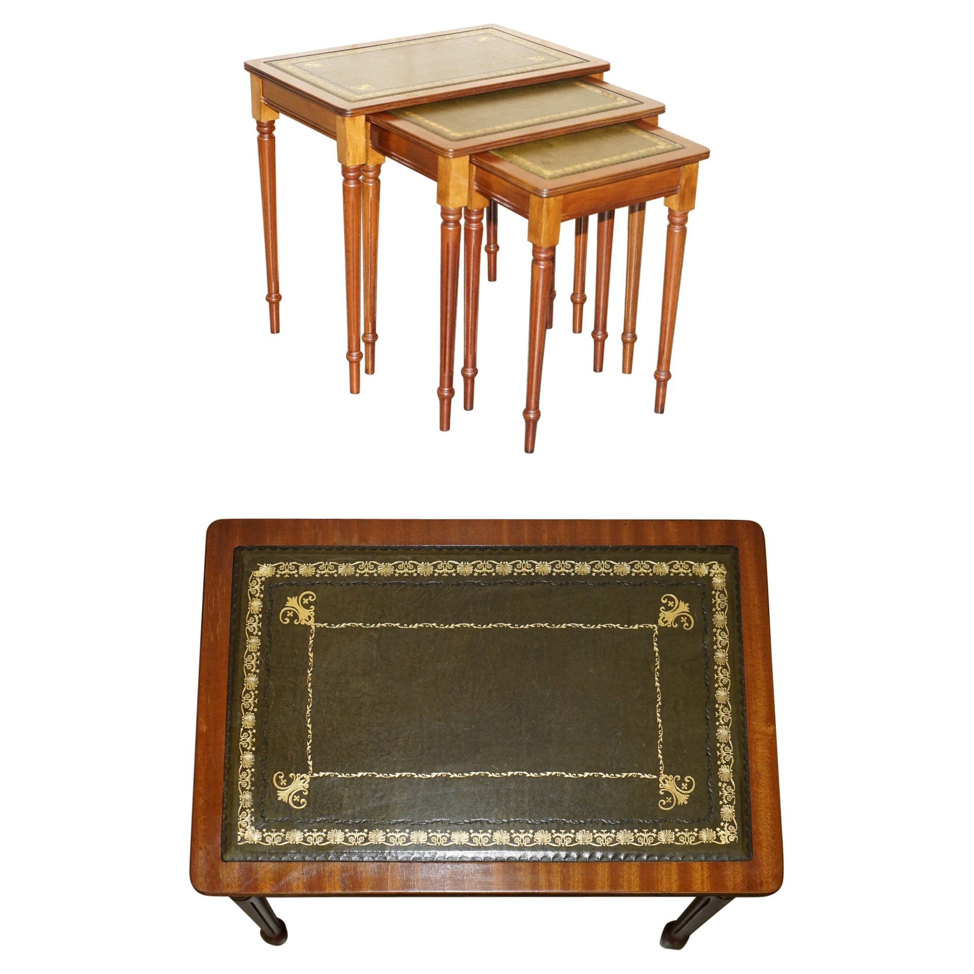 Ensemble vintage de trois tables en bois dur avec plateau en cuir vert gaufré de feuilles d'or