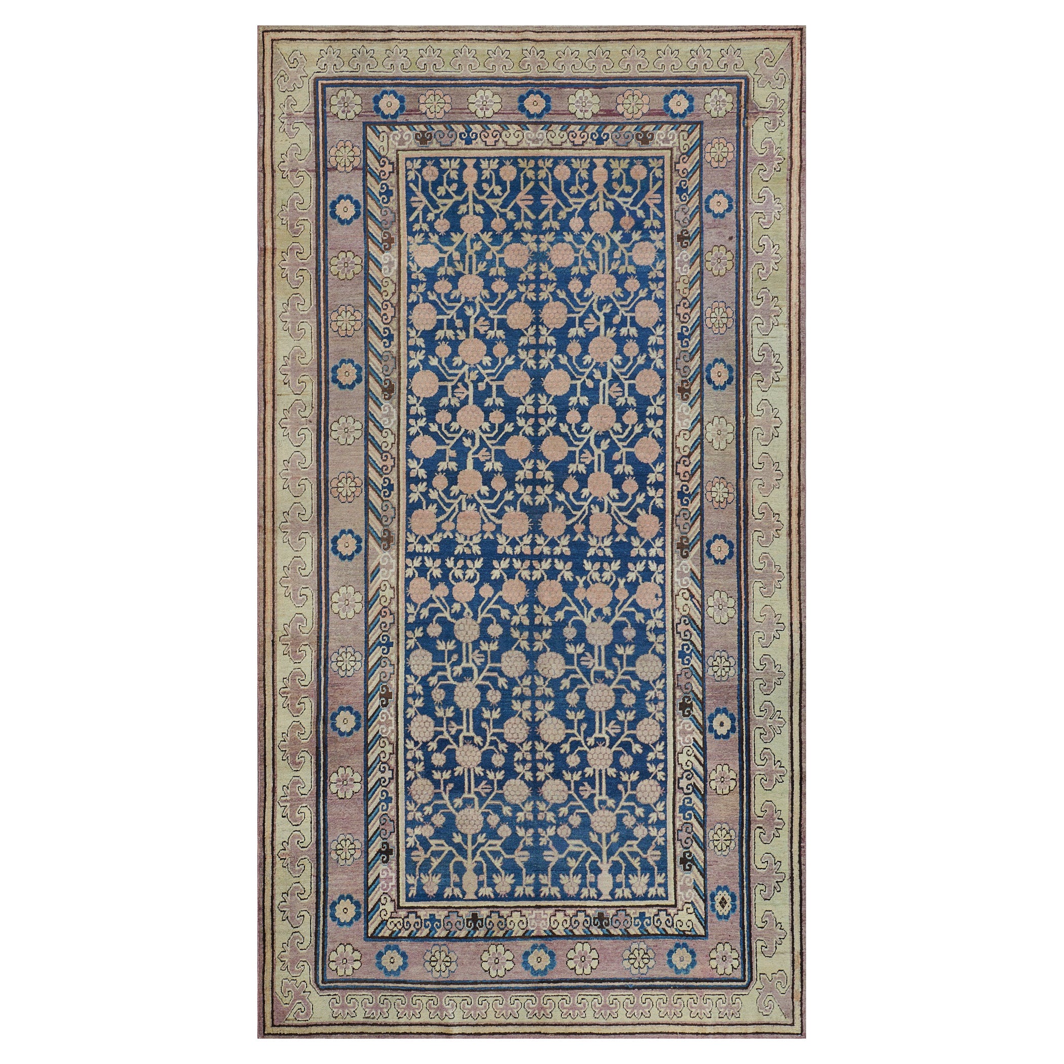 Antiker königsblauer handgewebter Khotan-Teppich aus Wolle mit Granatapfelmotiv im Angebot