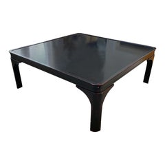 Table basse chinoise en laque noire du 20e siècle