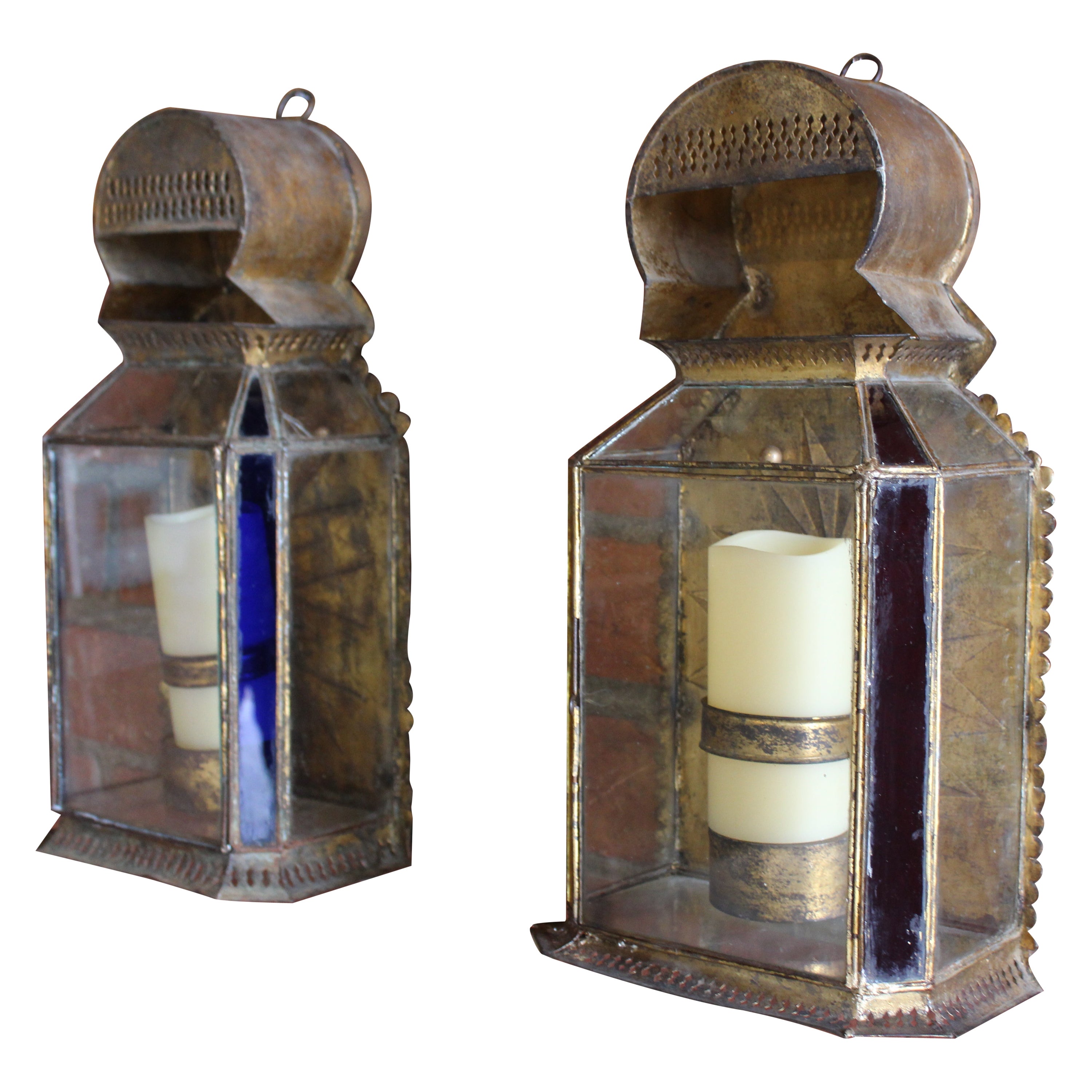Paire d'appliques marocaines anciennes en métal doré et verre en vente