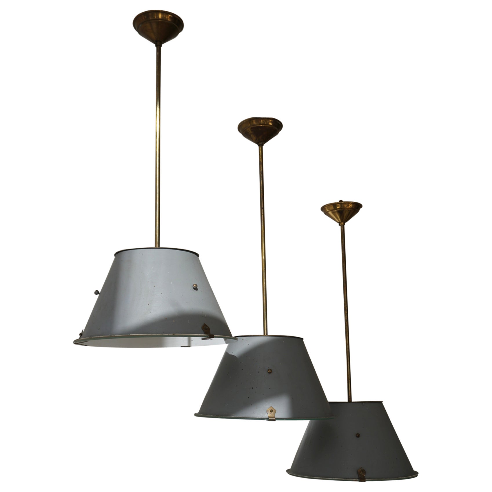 Trois lampes à suspension industrielles Art Déco en laiton et verre