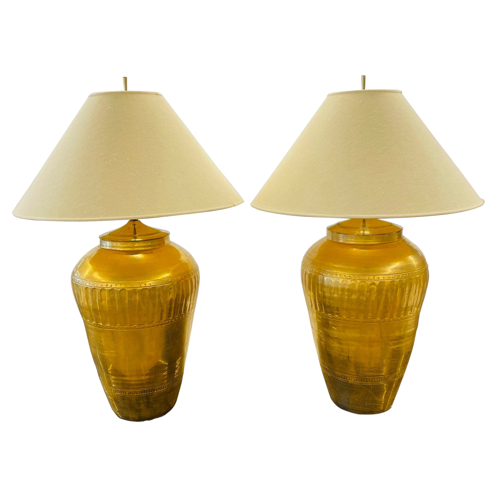 Paar palastartige Urnen-Tischlampen aus vergoldetem Metall, Hollywood Regency im Angebot