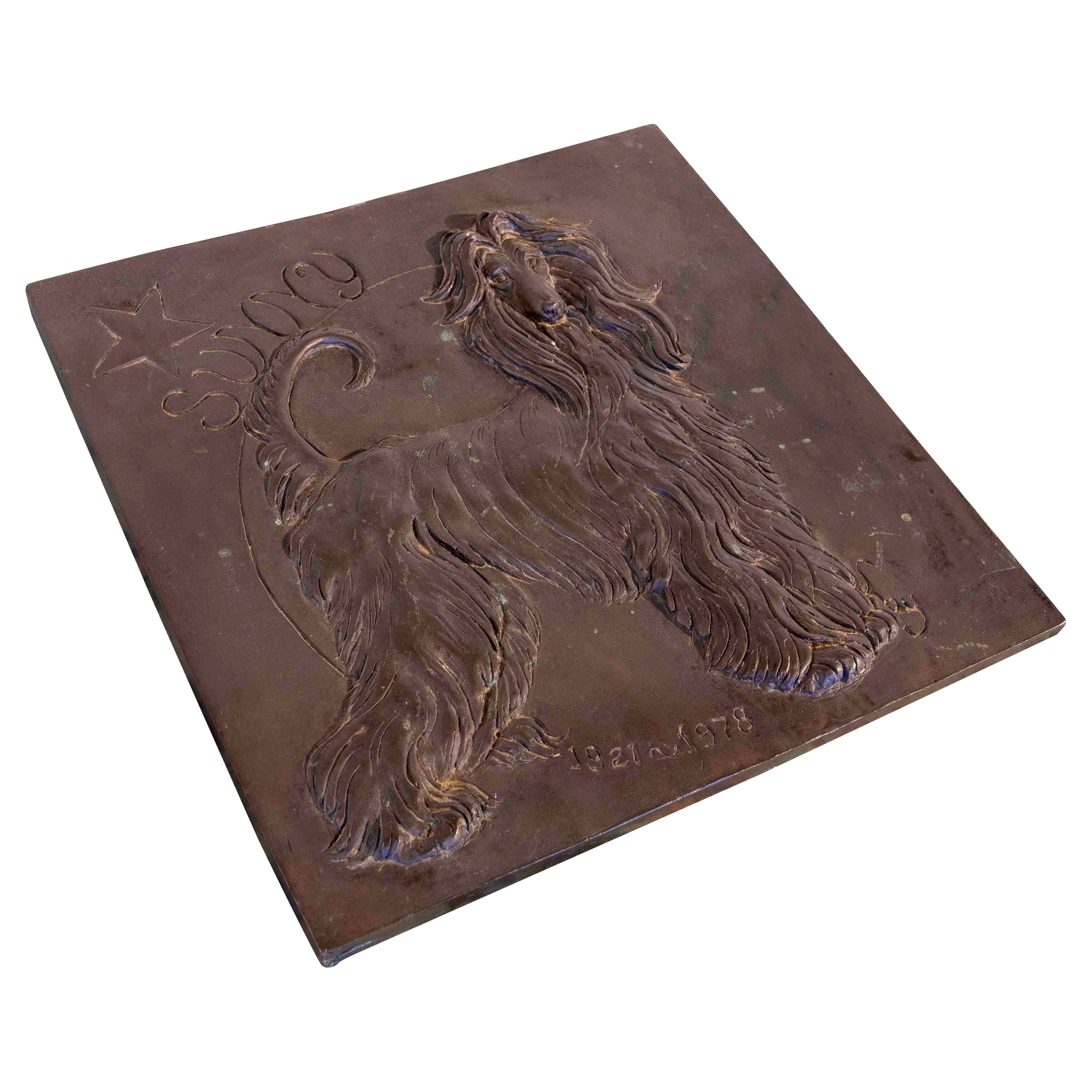 Signierte Bronze-Gedenkplakette mit Bild eines Hundes und der Aufschrift „Sunny“ darauf 