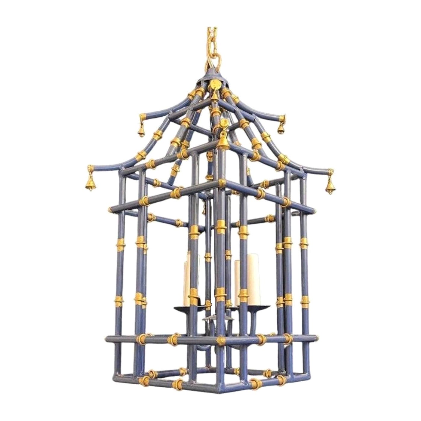 Merveilleuse paire de lanternes chinoiseries en bambou et or doré bleu marine en forme de pagode