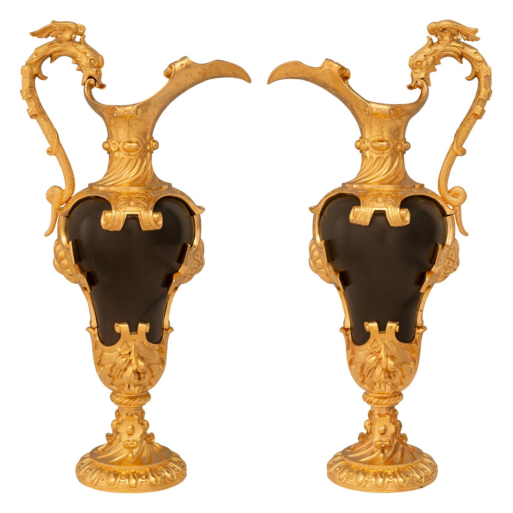 Paire de véritables aiguières françaises de la Renaissance du 19ème siècle en bronze et bronze doré