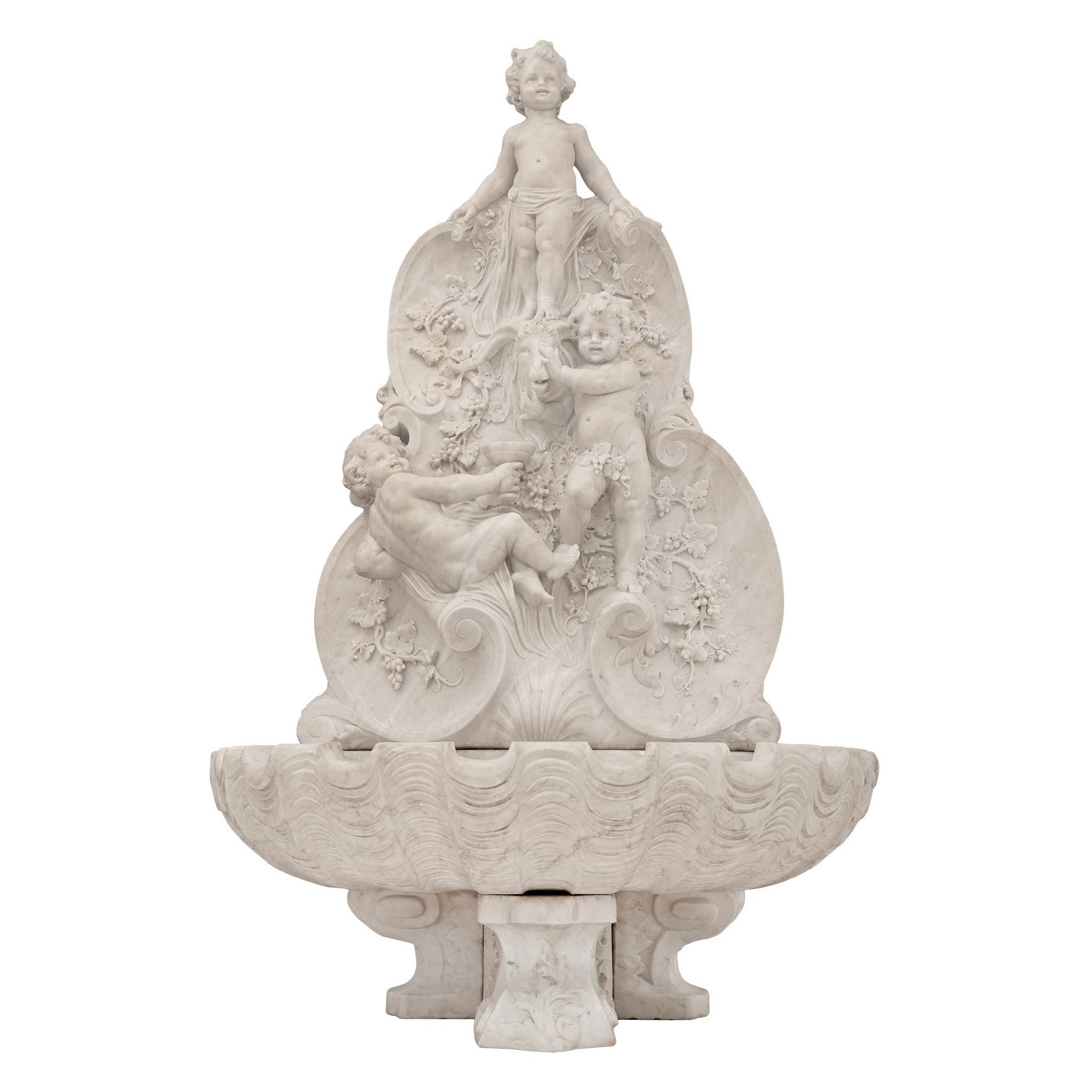 Fontaine italienne du 19ème siècle en marbre blanc de Carrare