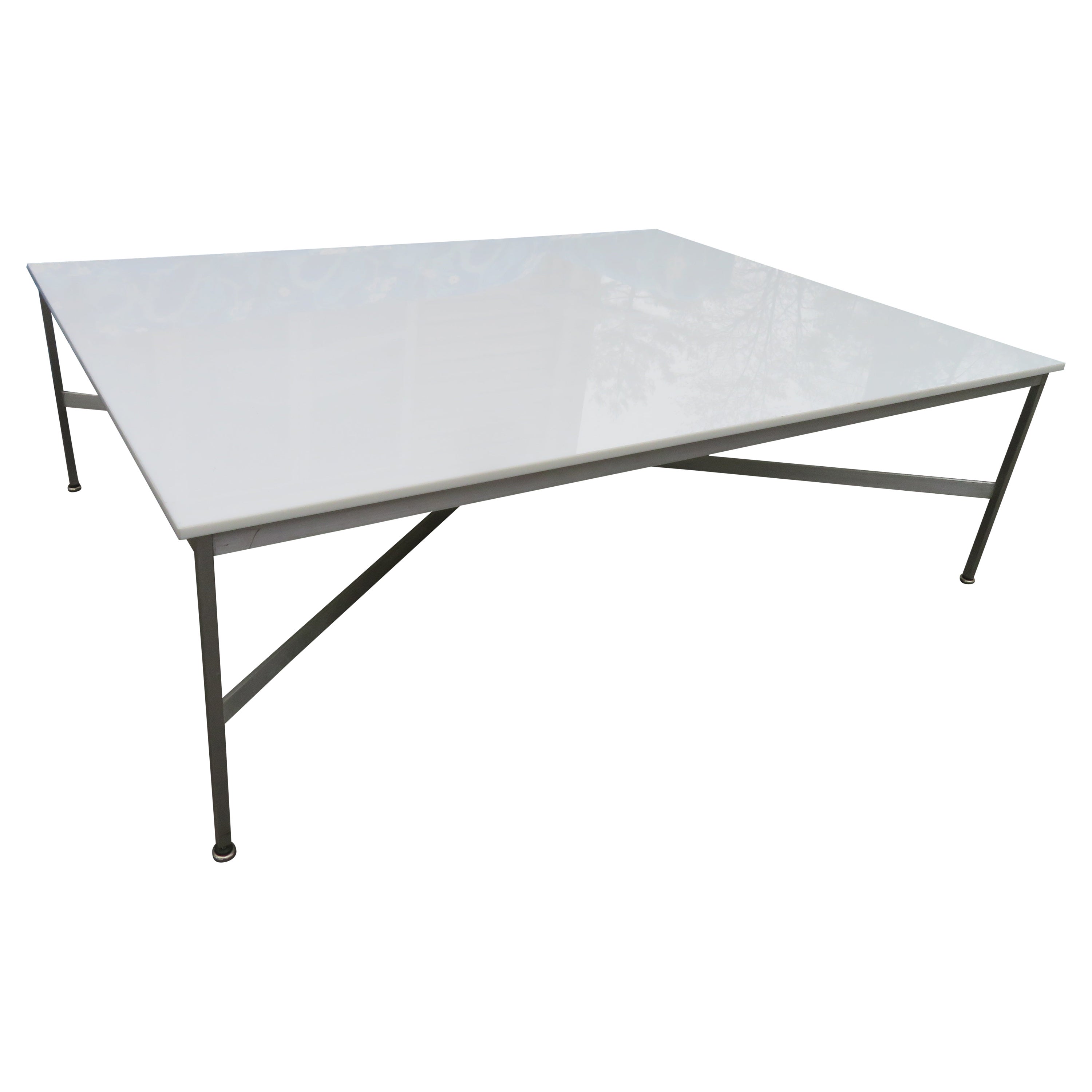 Mesa baja grande Paul McCobb de aluminio y cristal de vitrolita-leche Mediados de siglo