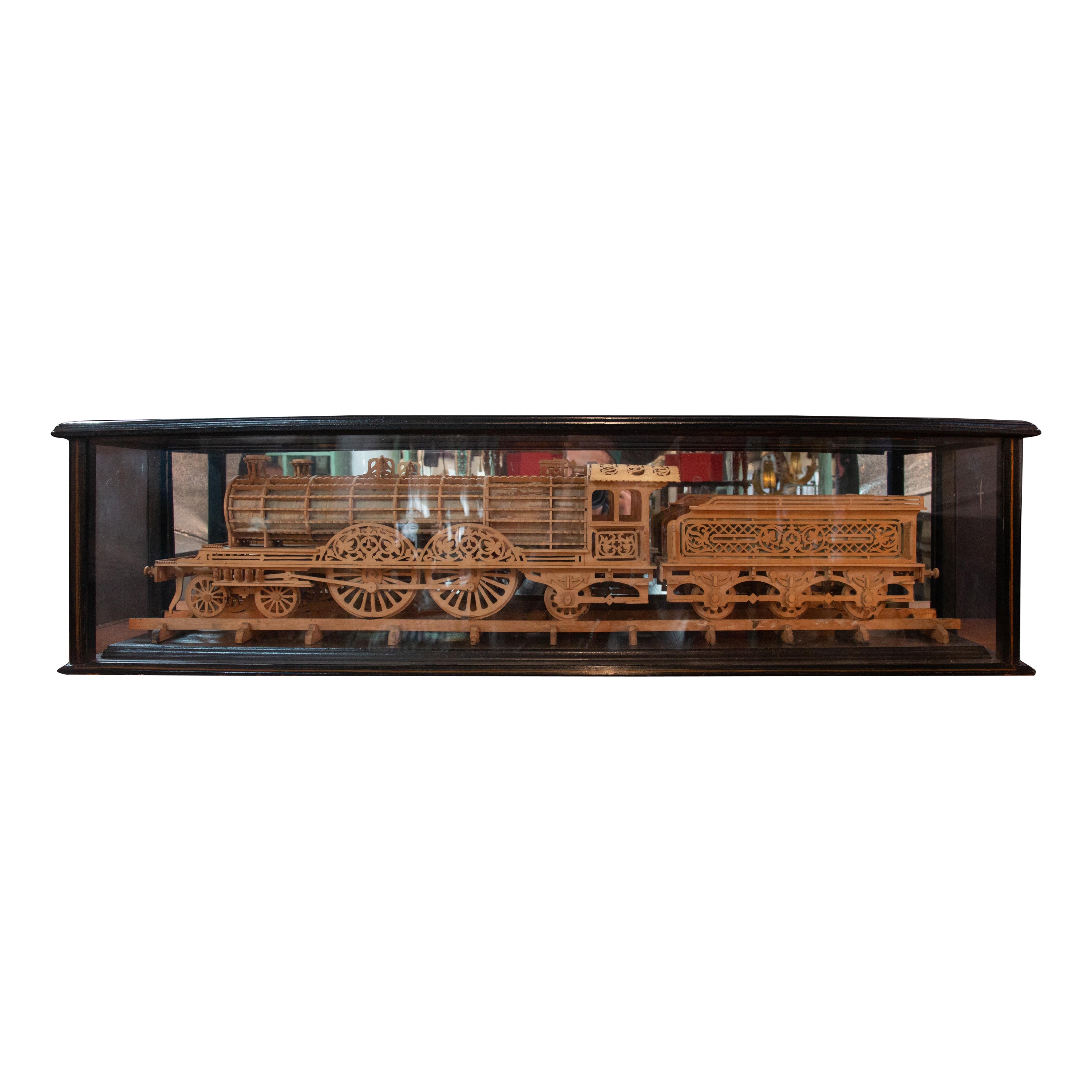 Geschnitztes Holzmodell eines Locomotivs in schwarz lackiertem und Glasgehäuse im Angebot