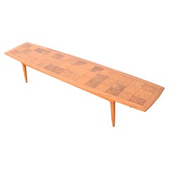 Table basse Tomlinson sophistiquée en bois de ronce patchwork extra longue de surfboard