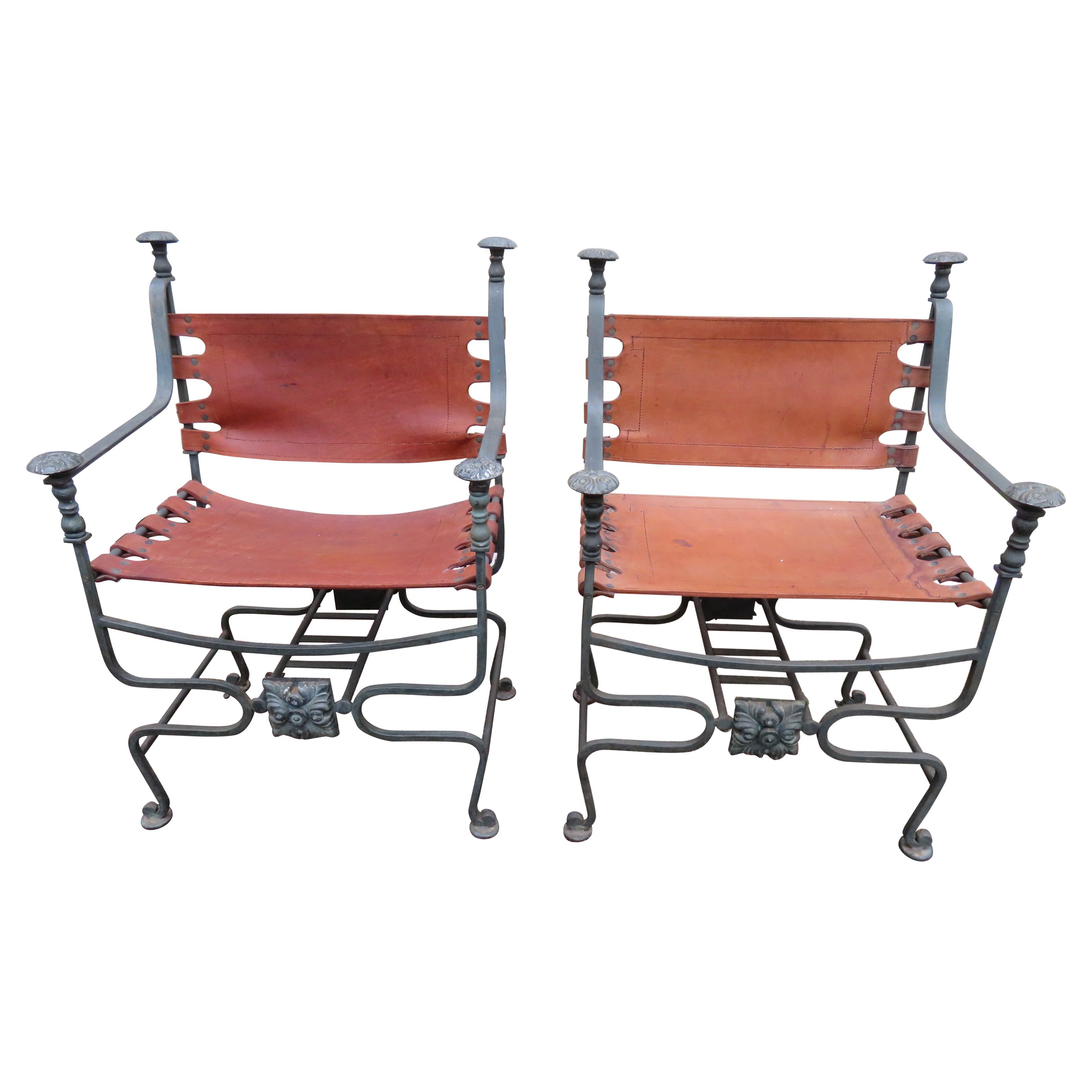 Paire de chaises de danse ou de curules Savonarola en laiton et cuir Arte De Mexico en vente