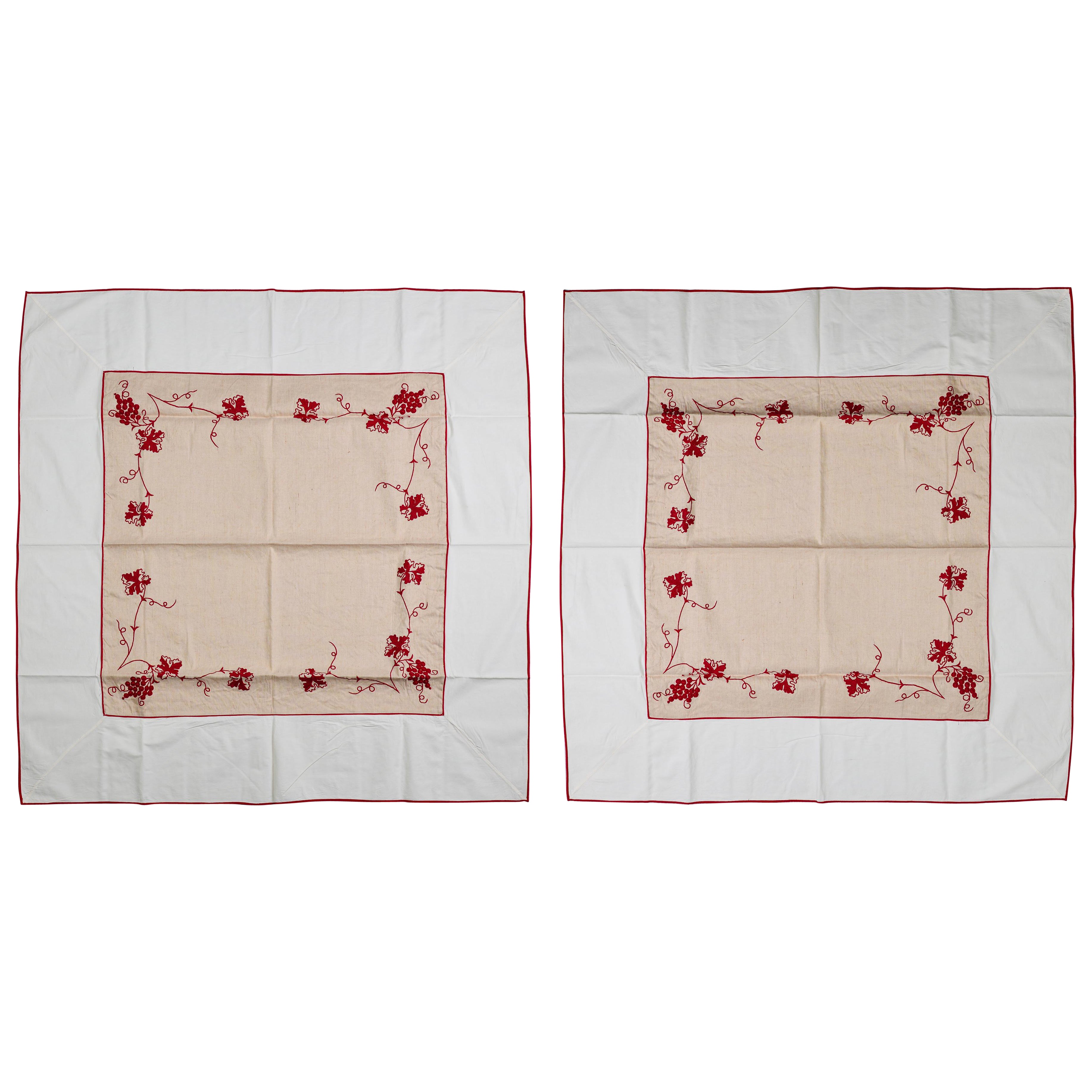 Ein Paar Tischdecken „oder andere“ mit roter Stickerei im Angebot