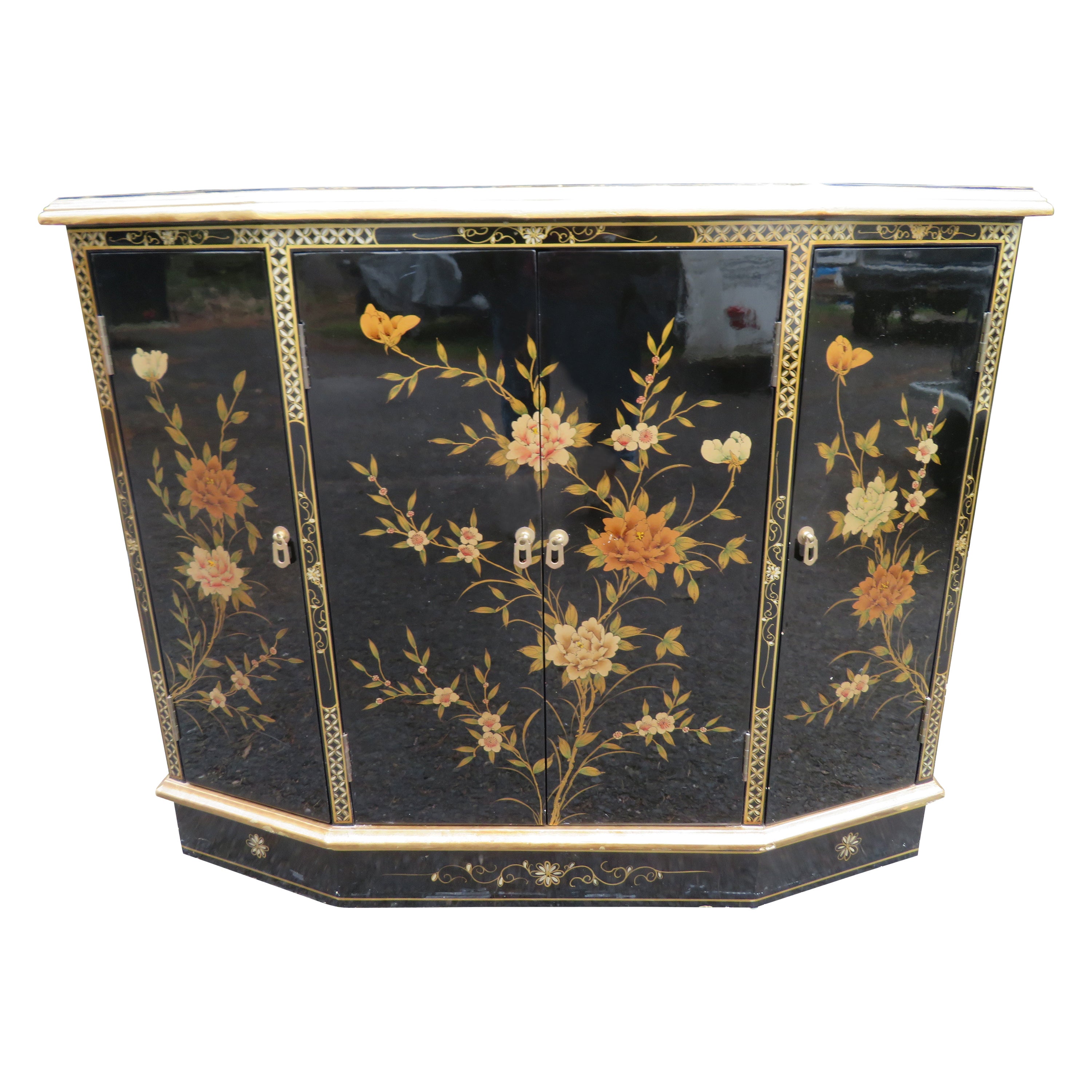 Magnifique meuble de rangement chinoiseries laqué noir à motifs floraux peints à la main en vente