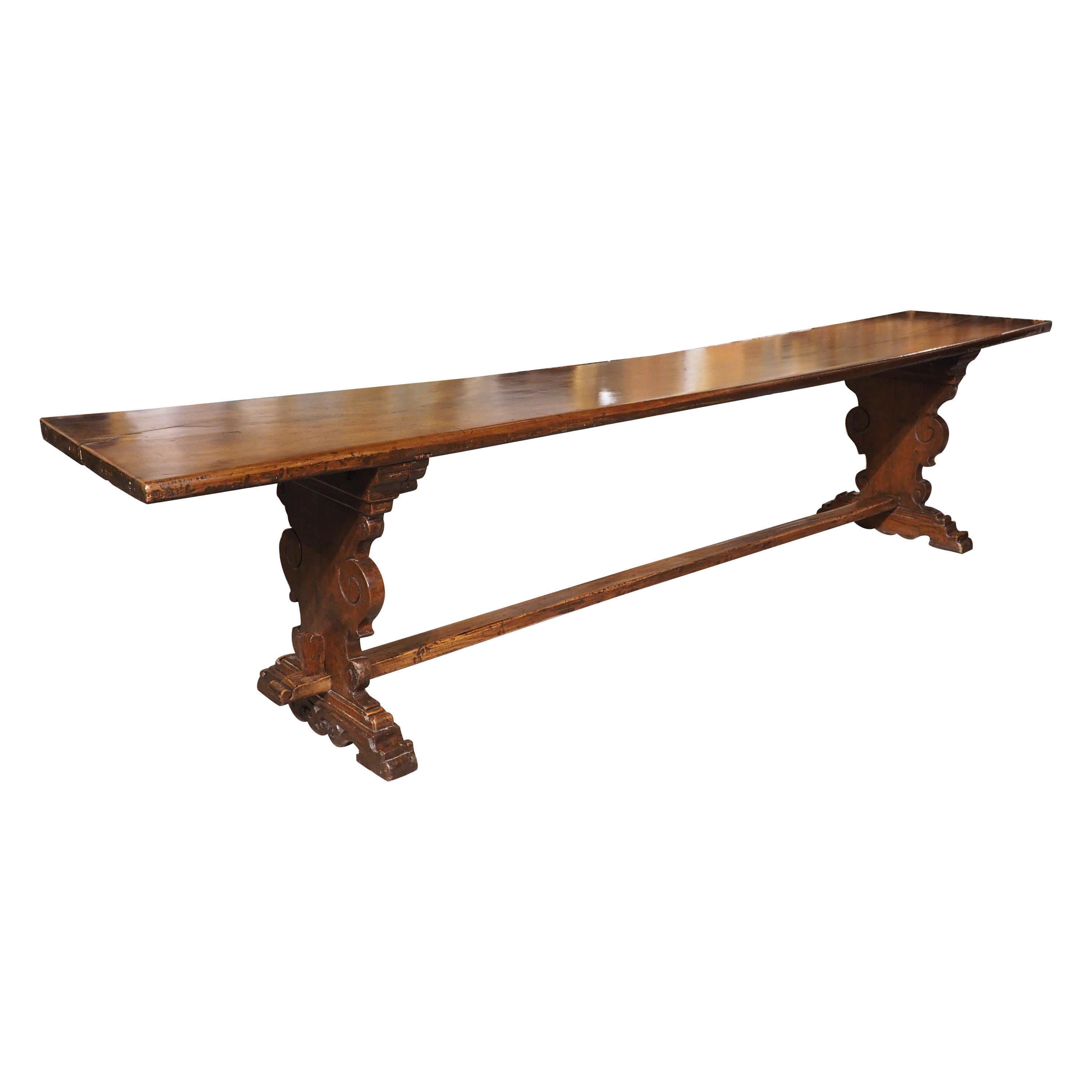Longue table de réfectoire en noyer simple du 17ème siècle provenant de Toscane, Italie en vente