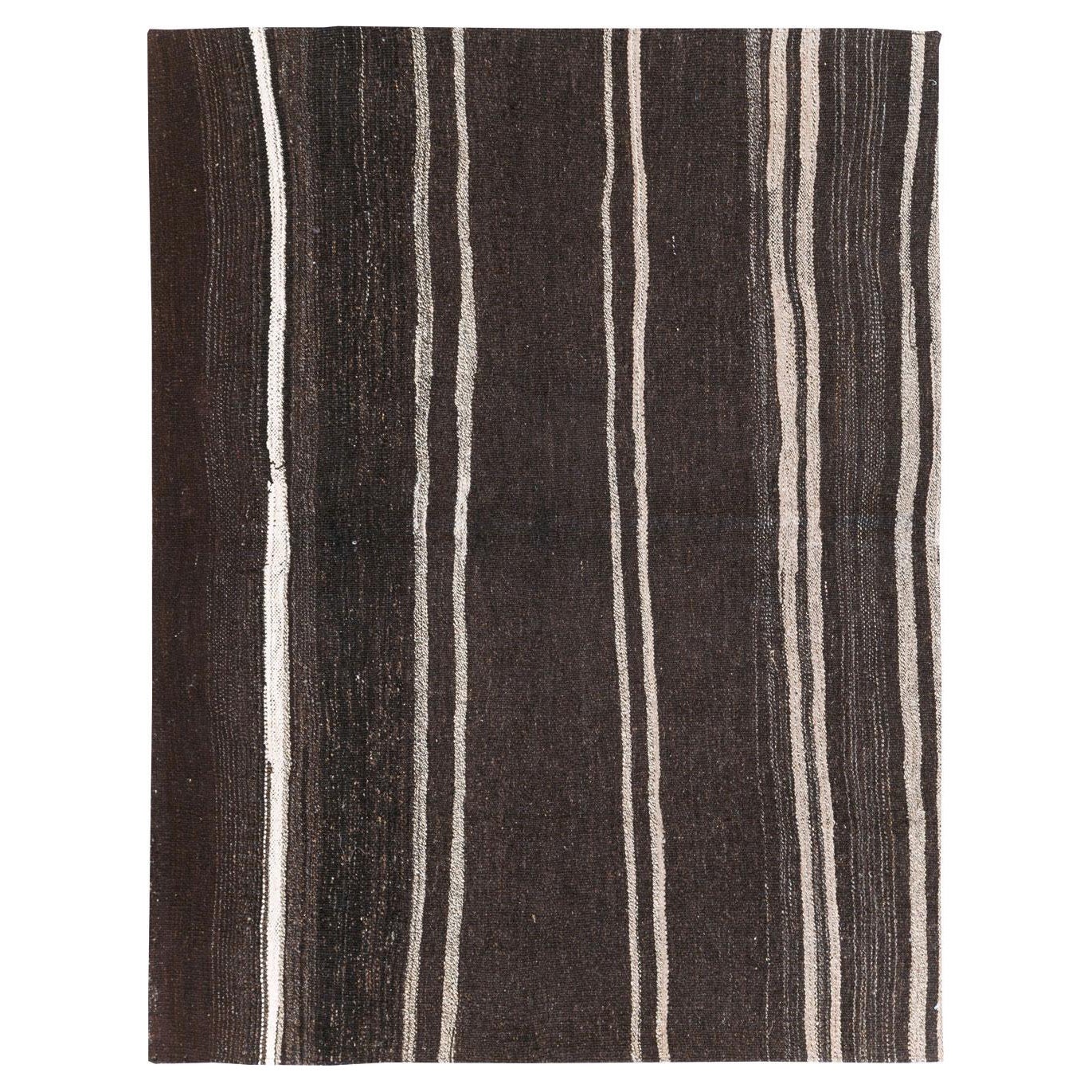 Tapis Kilim turc à tissage plat fait à la main du milieu du 20e siècle en brun-noir