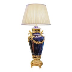 Grande lampe en porcelaine de Sèvres et bronze doré du 19ème siècle. 