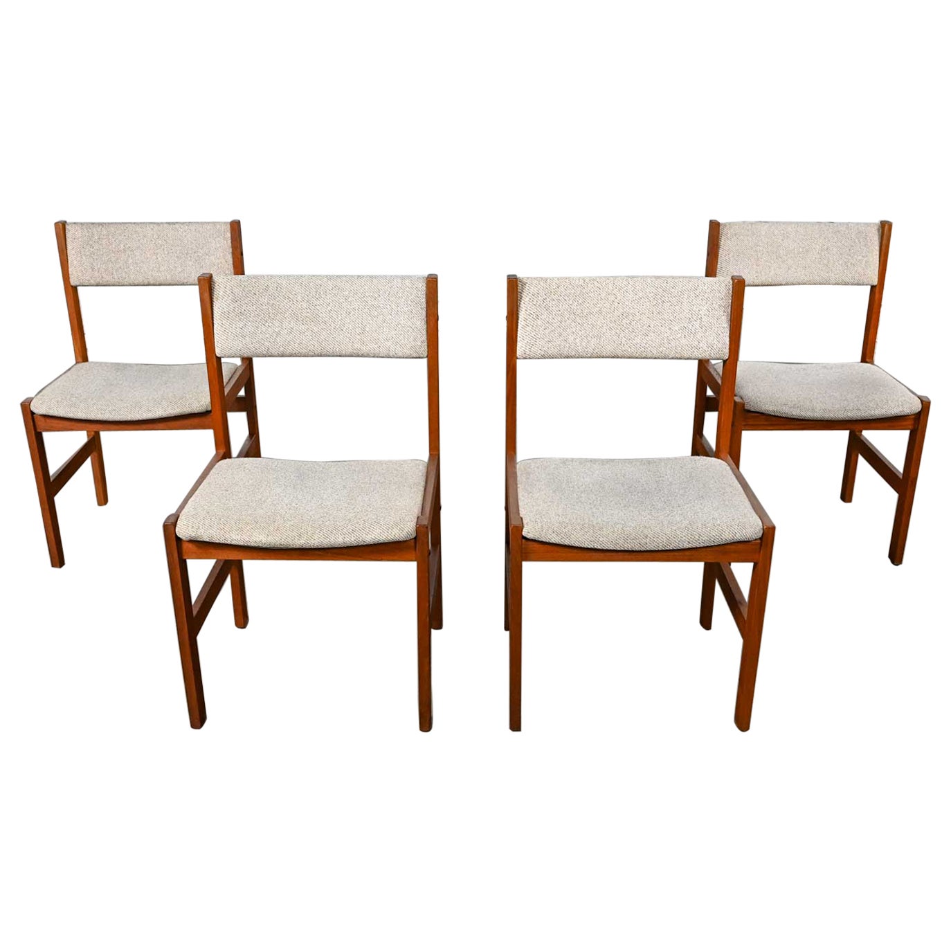 4 chaises de salle à manger de style scandinave moderne Sun Furniture en teck et tissu grège en vente