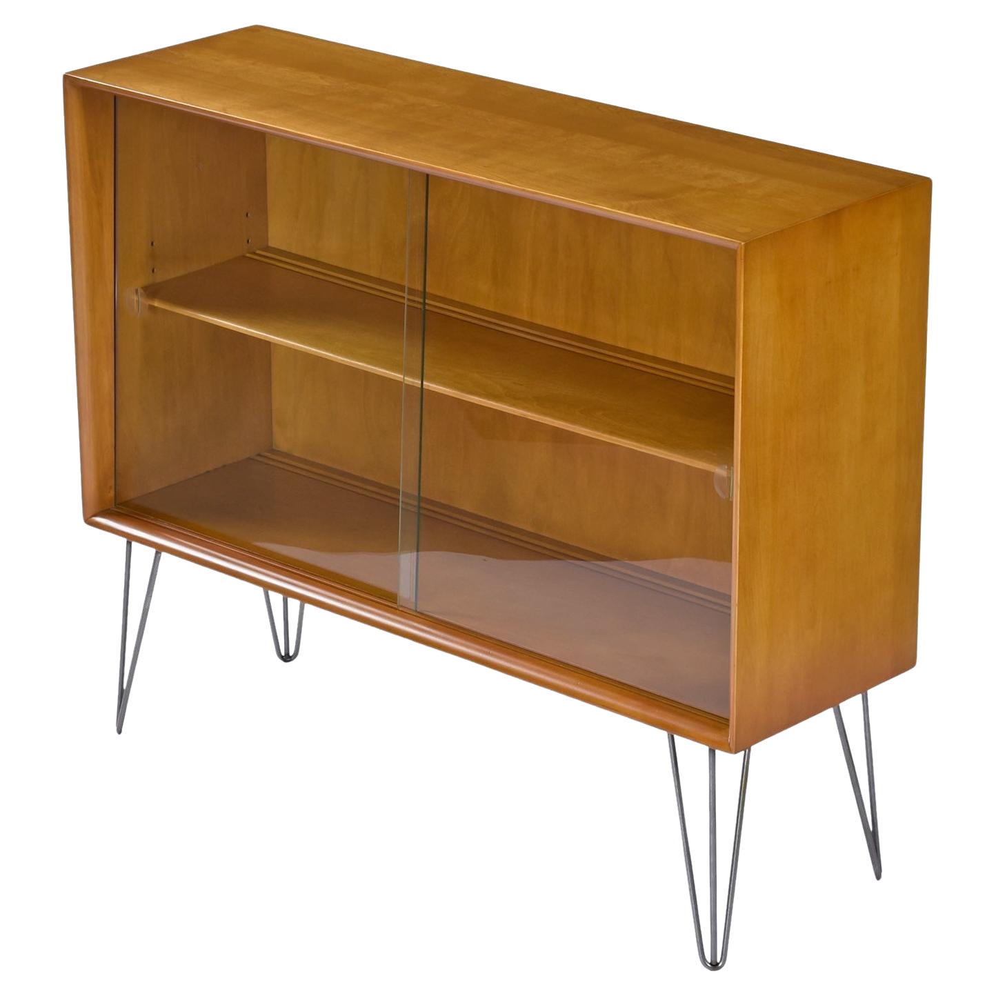 Heywood Wakefield Weizen Finish Vitrine China Schrank auf Hairpin Legs im Angebot