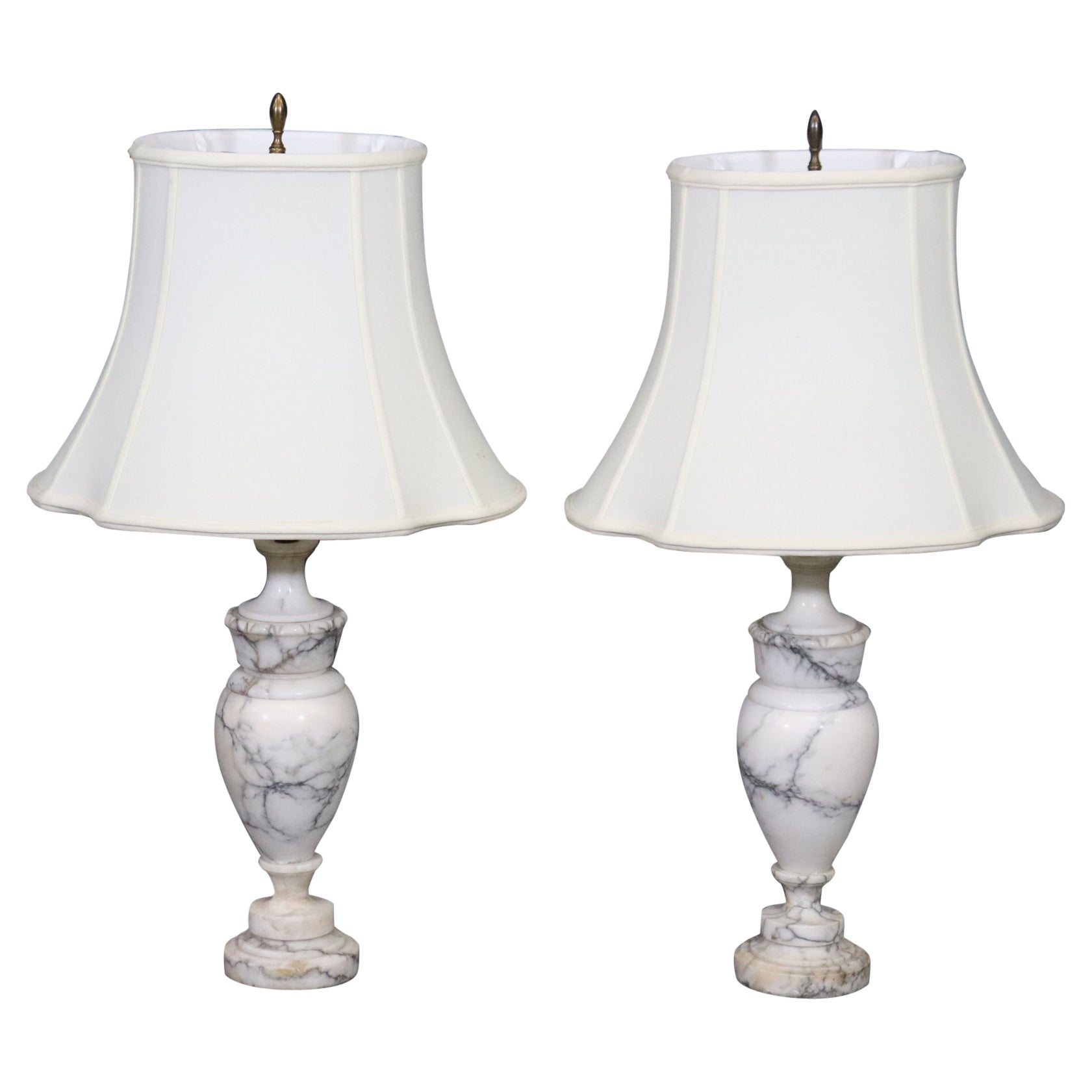 Paire de lampes de table italiennes en marbre de Carrare de style Grand Tour