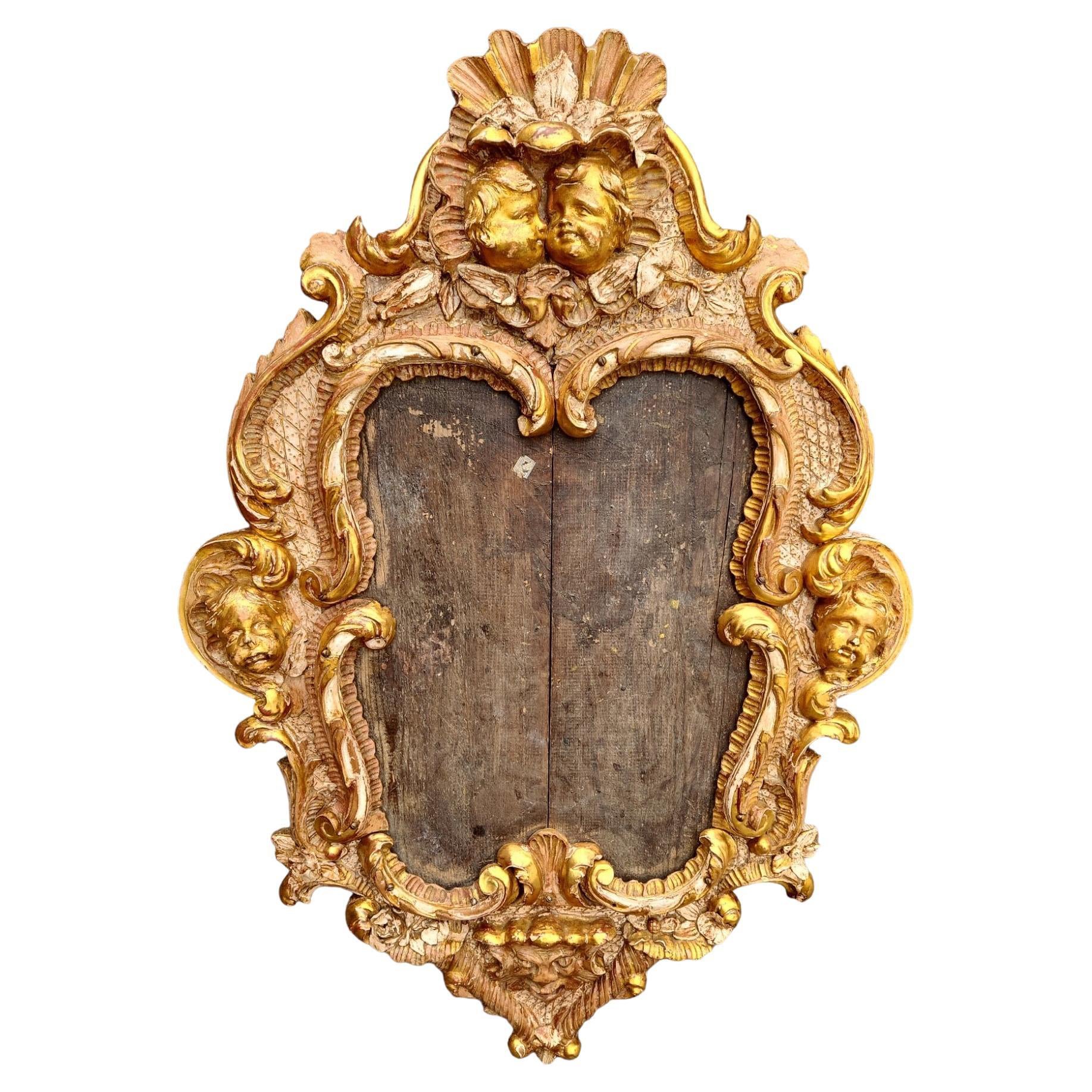 Miroir italien en bois doré du 18e siècle  en vente