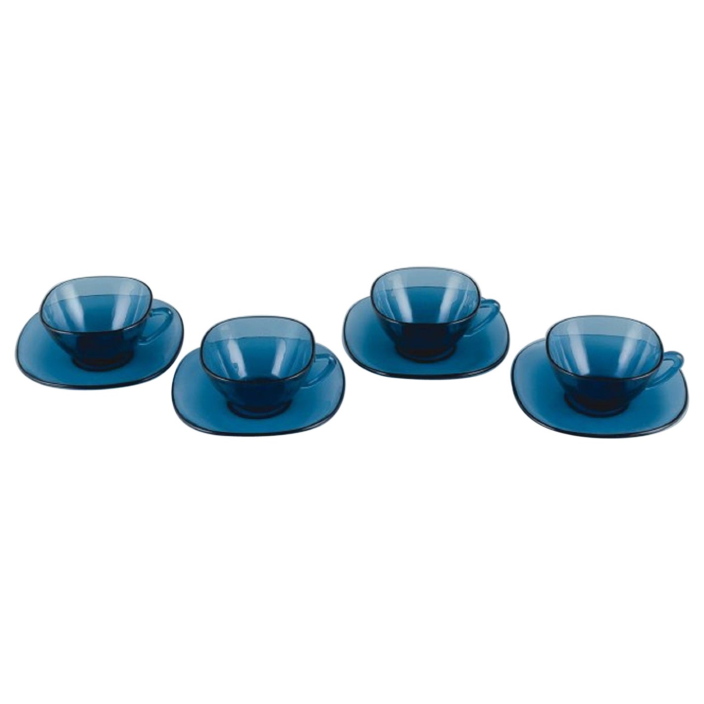 Vereco, Frankreich, ein Set aus vier Teebechern und passenden Untertassen aus blauem Glas. 