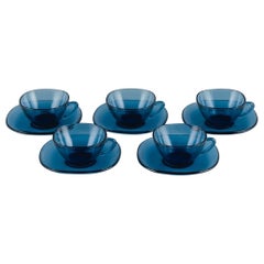 Vereco, Francia, Juego de cinco tazas de té y platillos a juego en vidrio azul.