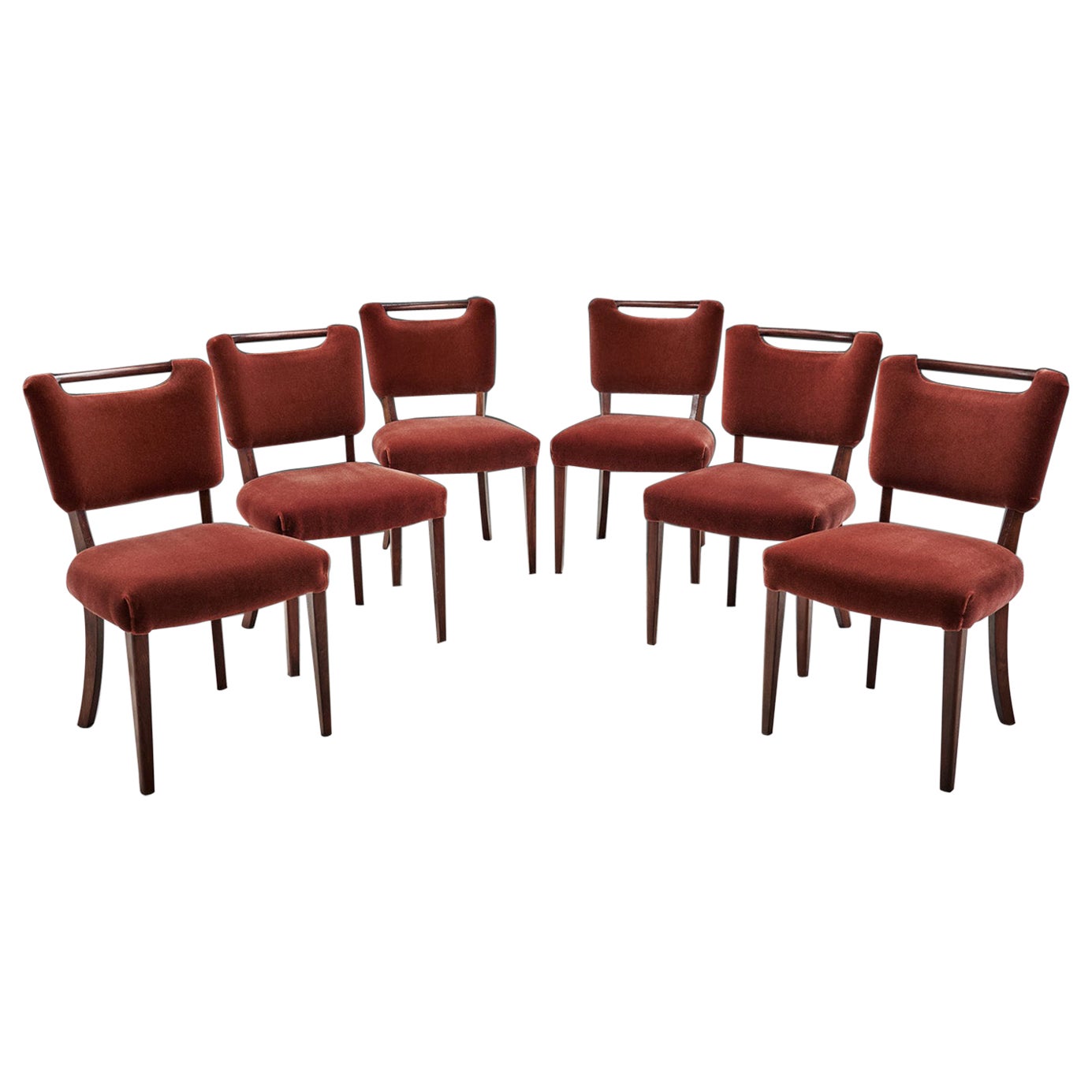Ensemble de six chaises de salle à manger tapissées par un ébéniste européen, Europe, vers les années 1950 en vente